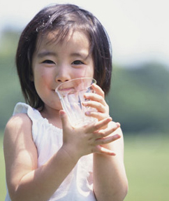 Trẻ uống nước yến rất tốt cho cơ thể của trẻ nhỏ